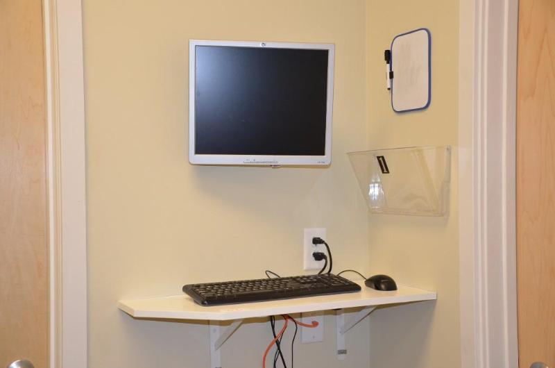 lot 33 image: HP 1740 17 inch LCD Monitor, keyboard, mouse ...