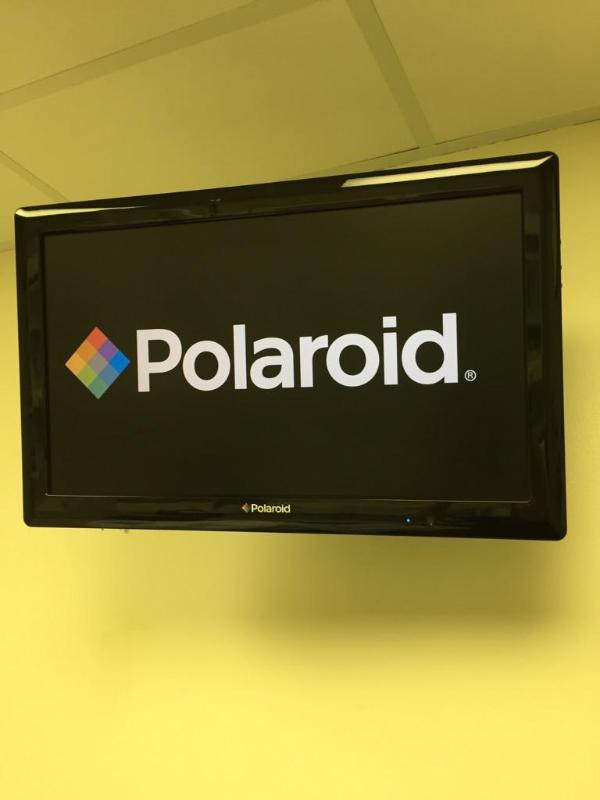lot 41 image: 21" Polaroid TVDVD with wall mount and ...