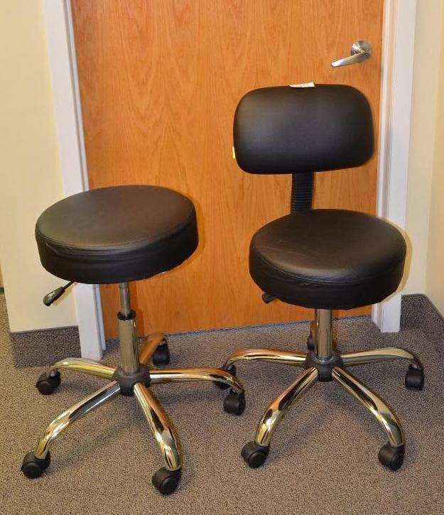 lot 44 image: Rolling Exam chair &ampadjustable exam stool...