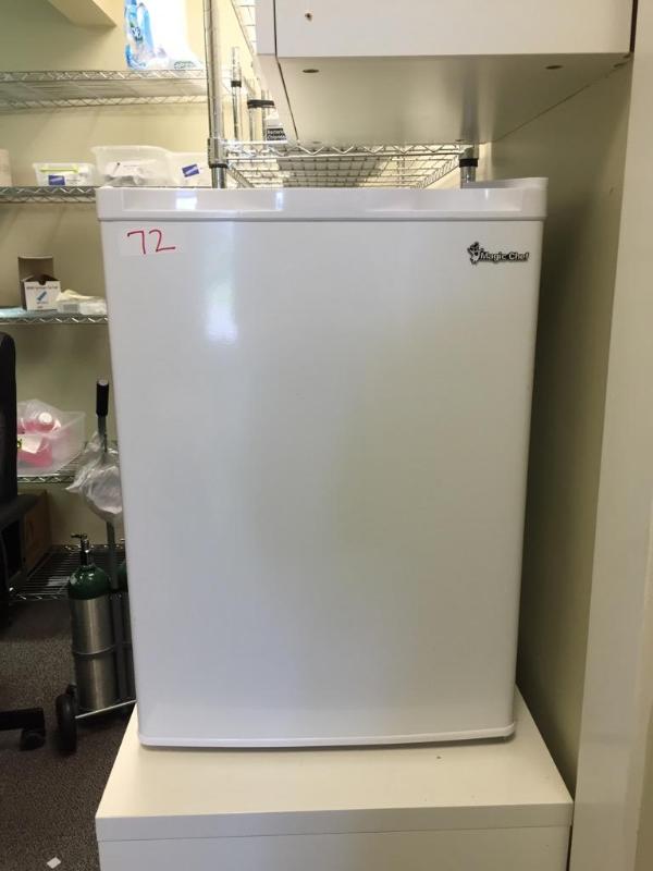 lot 72 image: Magic chef mini fridge and freezer combo. 17....