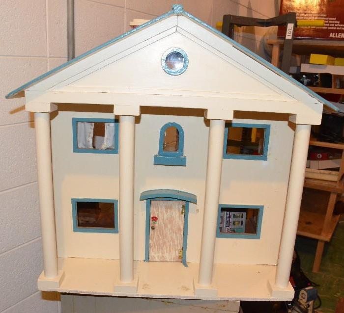 lot 101 image: Vintage Doll House. Has electrical light swit...