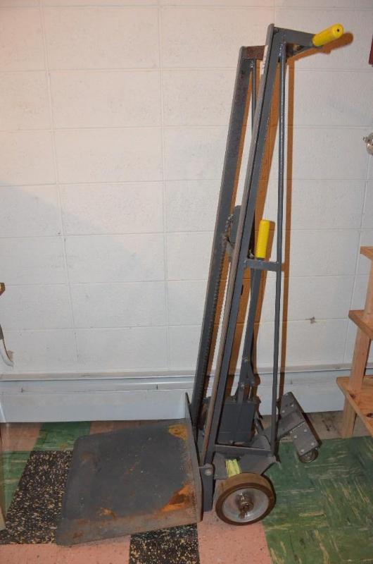 lot 102 image: Caddy heavy duty lift stackerdolly. Model 4...