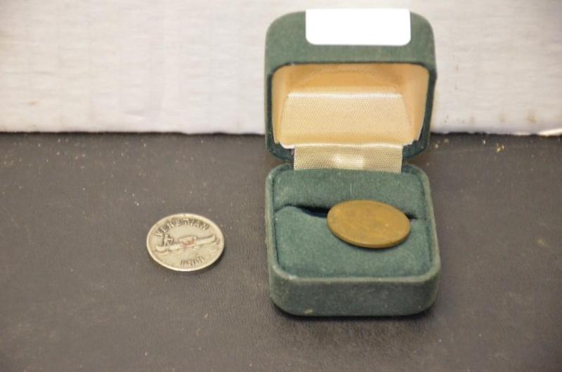 lot 131 image: 1953 Una Peseta coin Venetian Inn Coin. ...