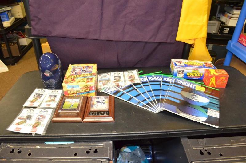 lot 20 image: Larger lot of baseball puzzles and cardsMinn...