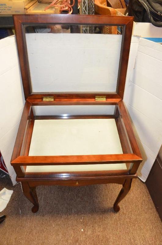 lot 31 image: Glass wood tabledisplay case. 17&quotx22&qu...