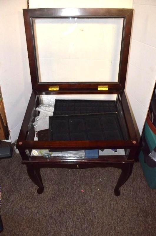 lot 32 image: Glass wood tabledisplay case. 17 12&quotx2...