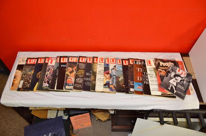 lot 40 image: Lot of Vintage Magazines People- Goodbye Dia...