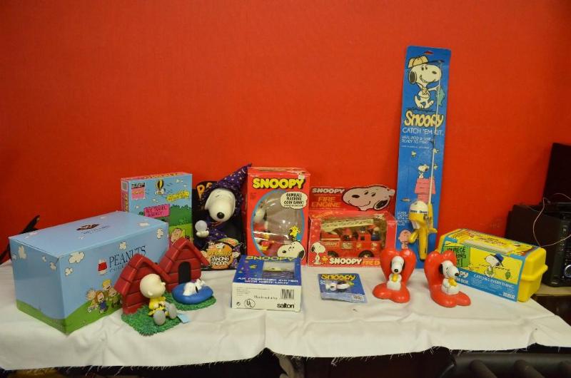 lot 56 image: Zebco Snoopy catch me box with removable tra...