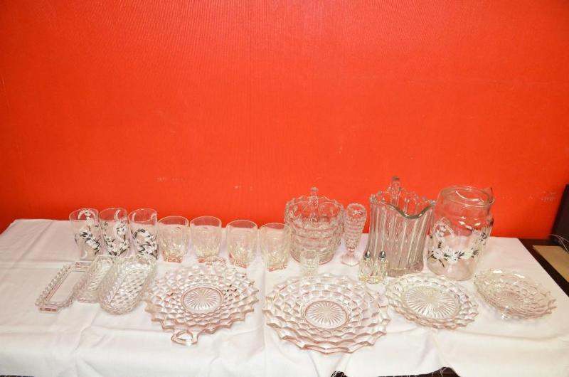 lot 87 image: Large lot of vintage glassware ...