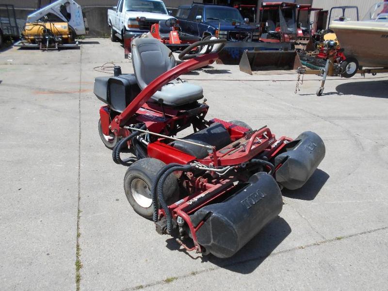 lot 3 image: Toro 3050 Reelmower. Triplex. Runs and Cuts. NO RESERVE