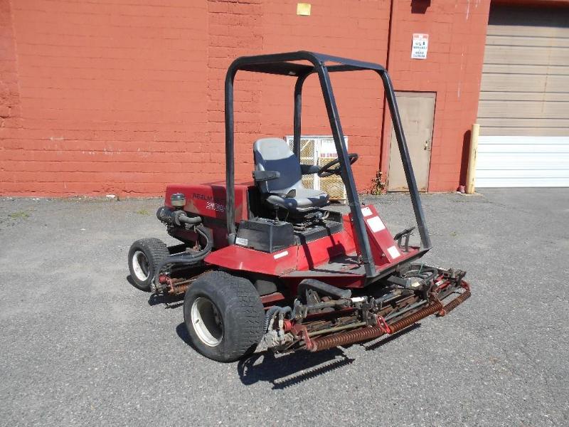 lot 10 image: Toro 5100-D Reelmaster Lawnmower.