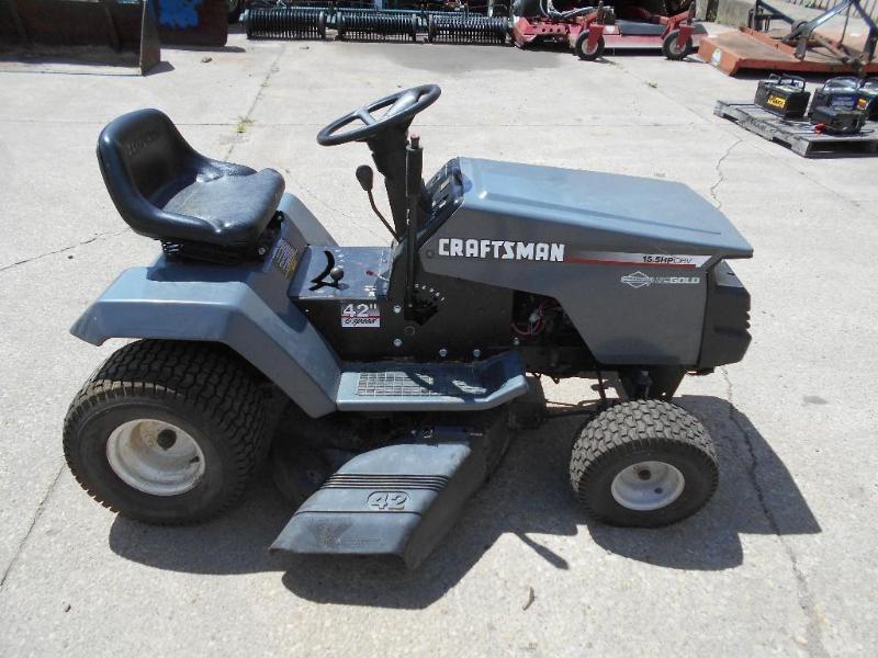 lot 7 image: Craftsman Riding Lawnmower.  Runs.