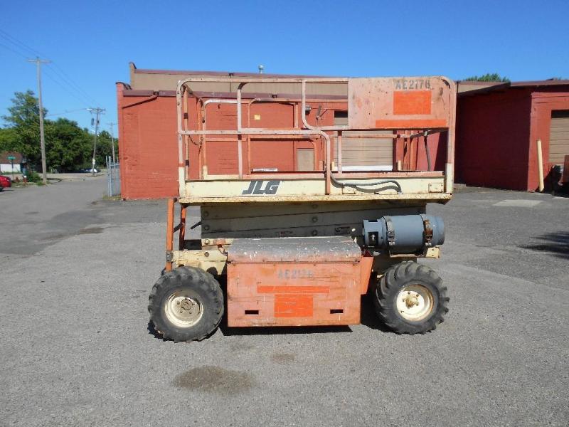 lot 1 image: JLG 26MRT Rough Terrain Scissorlift. Runs and Lifts. Dual Fuel.