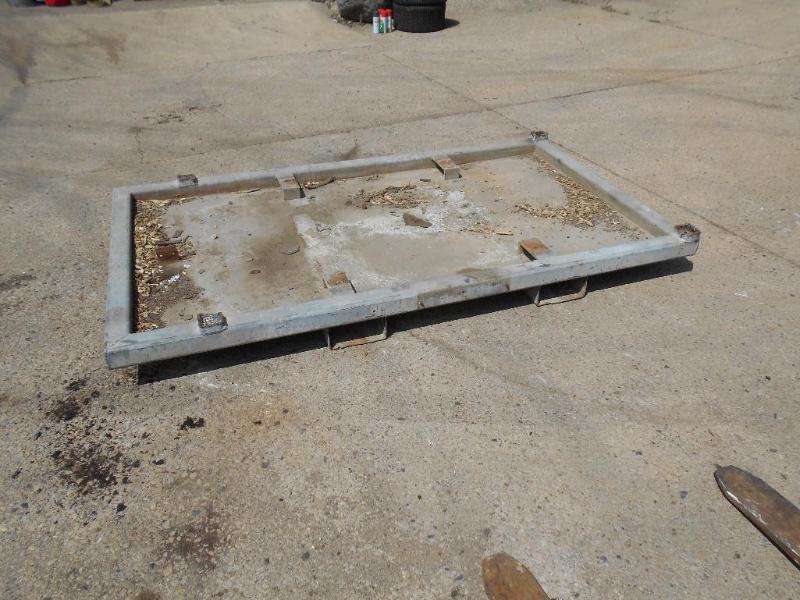 lot 12 image: Metal Platform With Forklift Pockets. 4 x 7.