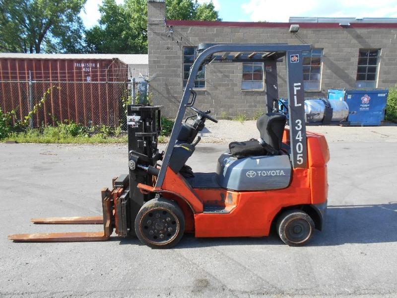 lot 2 image: Toyota 7FGCU20 Forklift. Runs and lifts.