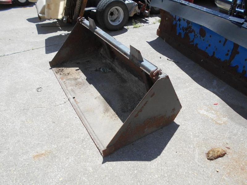 lot 8 image: 63 Dirt Bucket For Skidsteer. Fits Gehl 4010 and 4015.