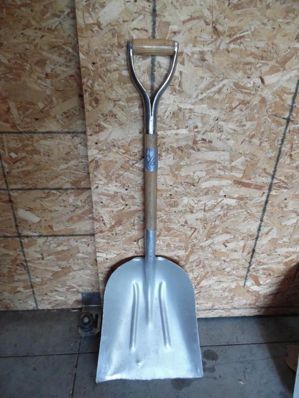 Grain scoop shovel