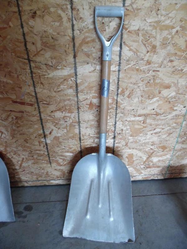 Grain scoop shovel