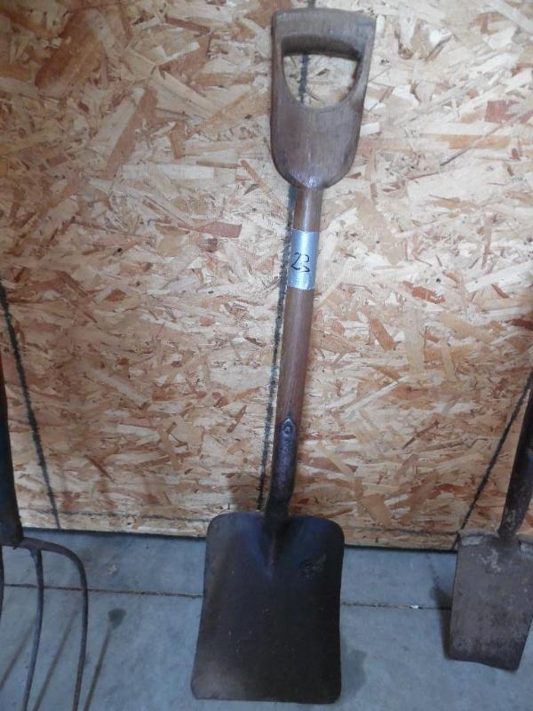 Sand shovel
