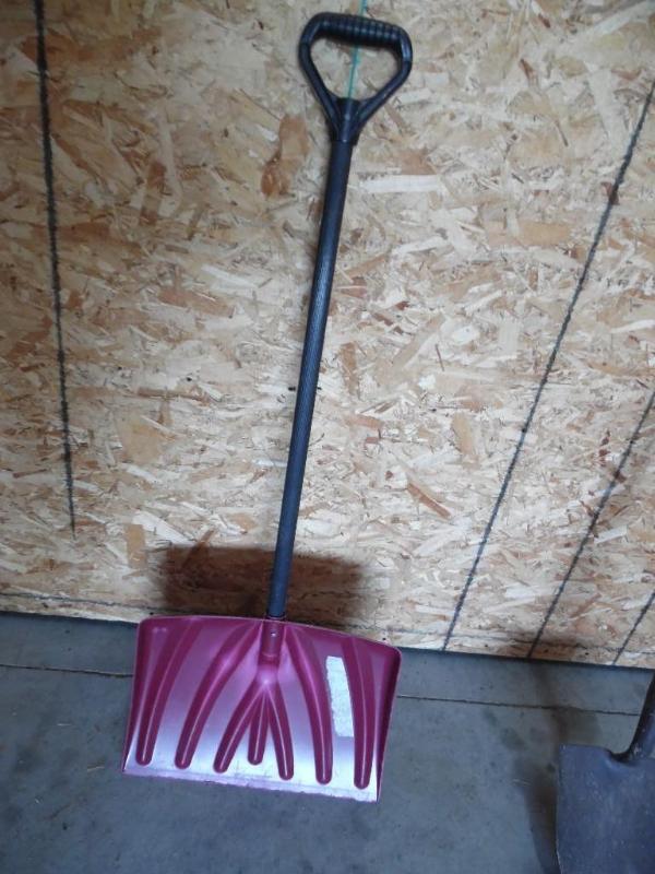 Snow shovel