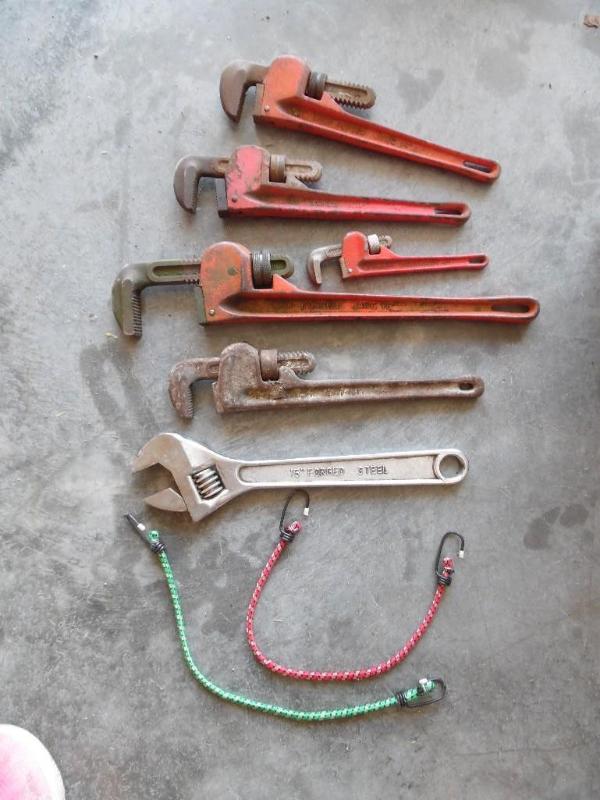 Pipe wrenches