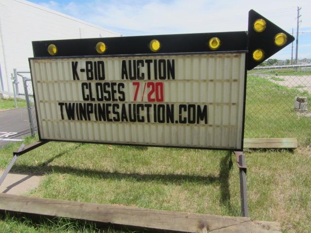 lot 3 image: Reader Board Sign, Lighted Arrow