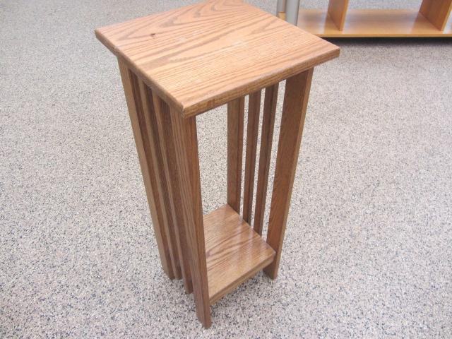 lot 98 image: Oak Display Pedestal
