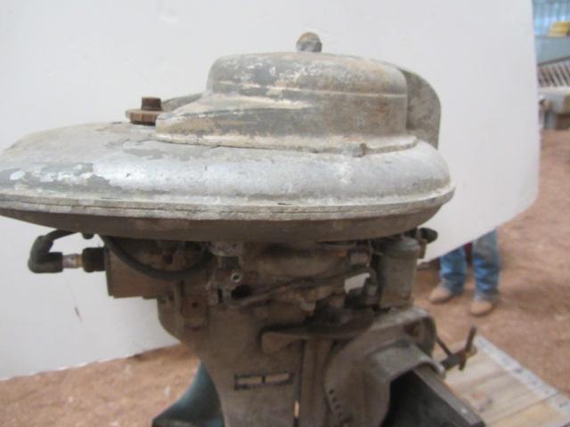 lot 102 image: Wizard 3.2hp Outboard