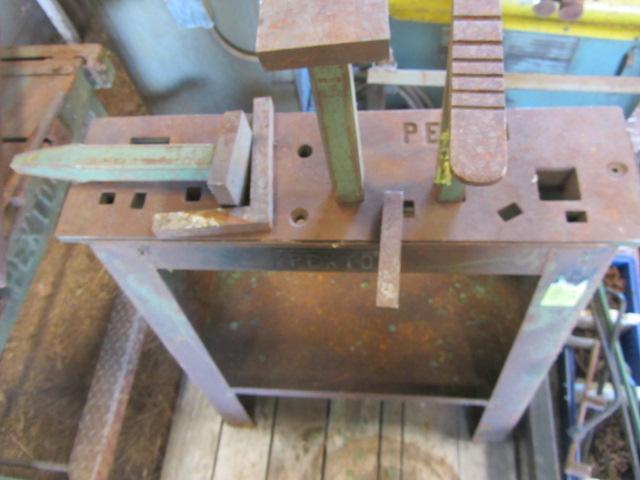 lot 11 image: Pexto Anvil Stand