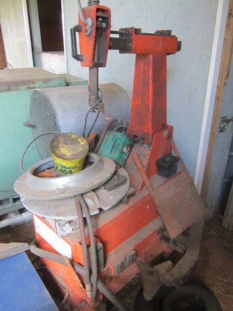 lot 15 image: Phoenix Tire Changer