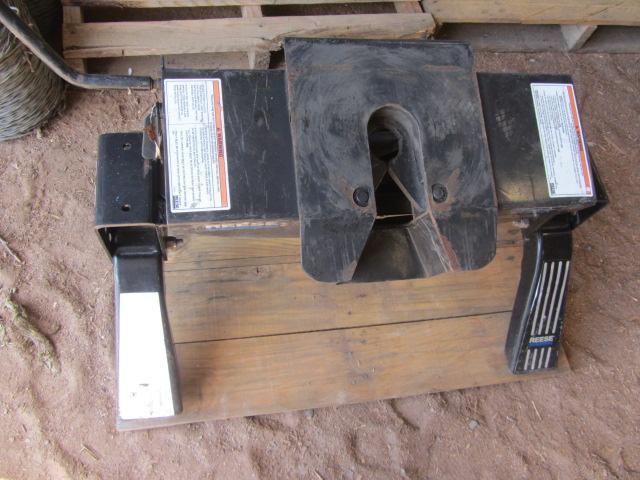 lot 151 image: Reese Fifth Wheel Hitch