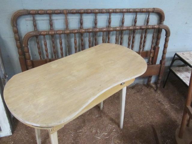lot 170 image: Jenny Linn Spool Bed, Dressing Vanity