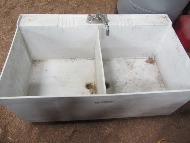 lot 194 image: Double Sink Laundry Tub