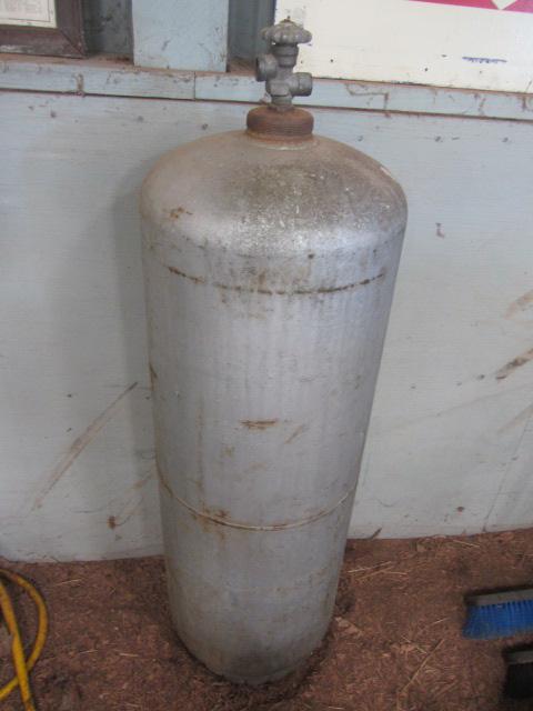 lot 200 image: LP 100lb Tank
