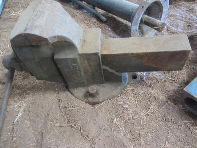 lot 27 image: Large Shop Vise