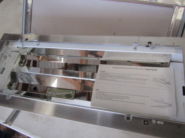 lot 276 image: Recessed Fluorescent Light
