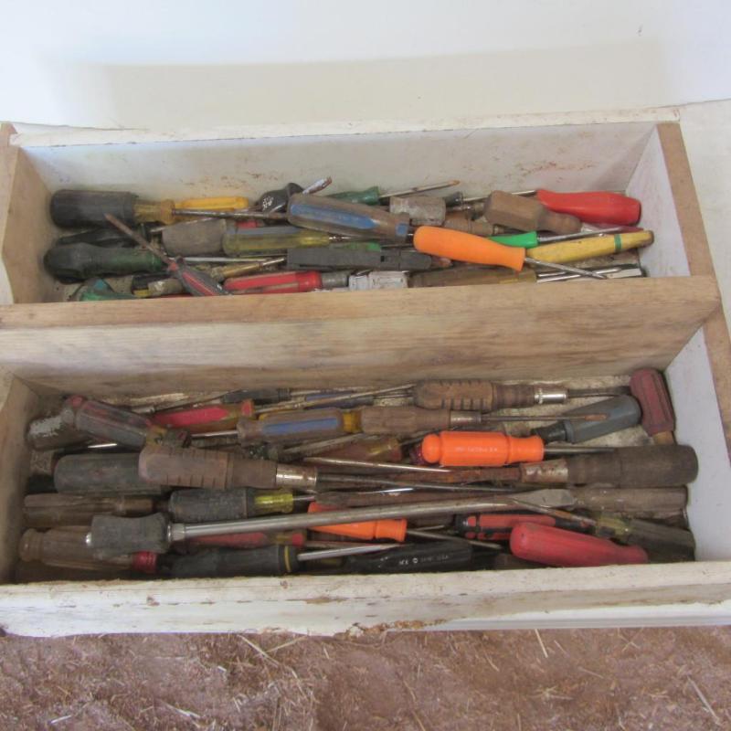 lot 29 image: Wood Tote of Screwdrivers