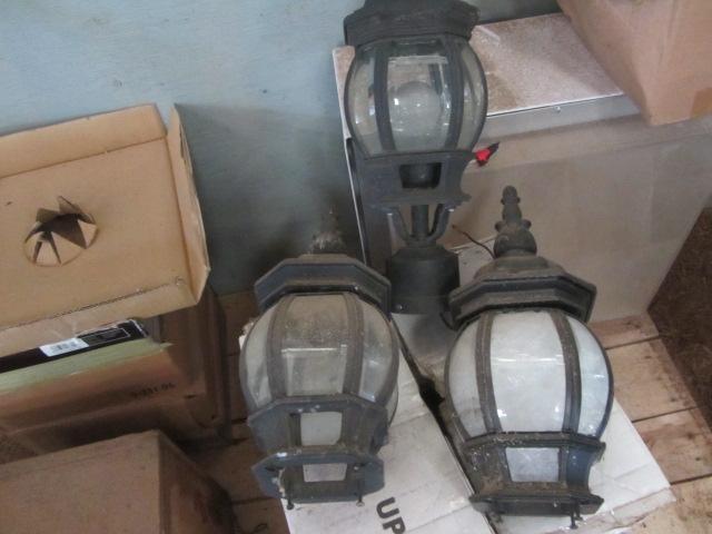lot 379 image: New Post Light
