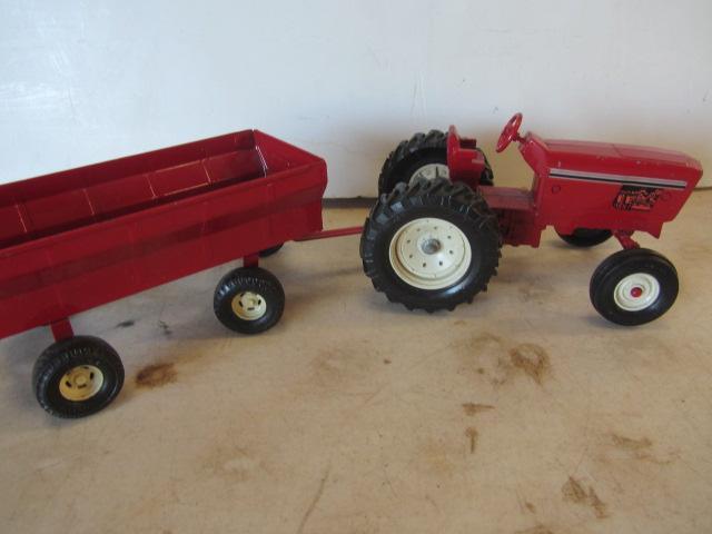 Ertl Farm Tractor & Wagon