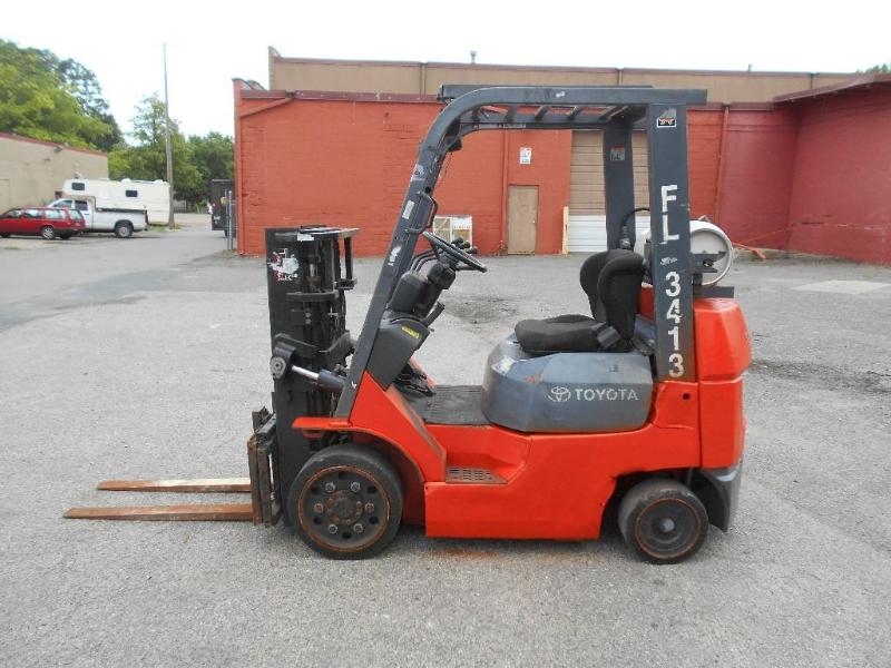 Toyota 7FGCU20 Forklift. Runs and Lifts.