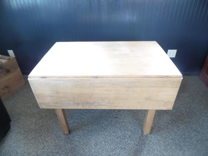 Drop-leaf table
