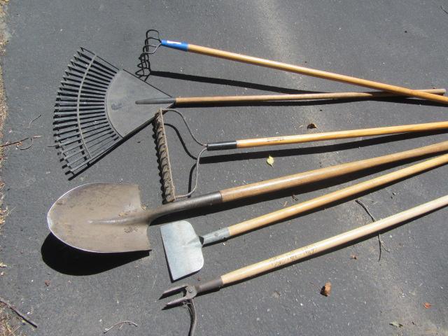 lot 190 image: Garden Hand Tools