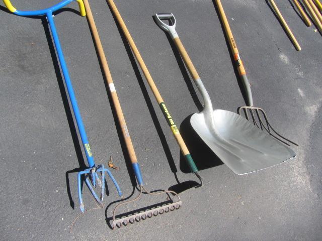 lot 191 image: Garden Hand Tools, Aluminum Shovel