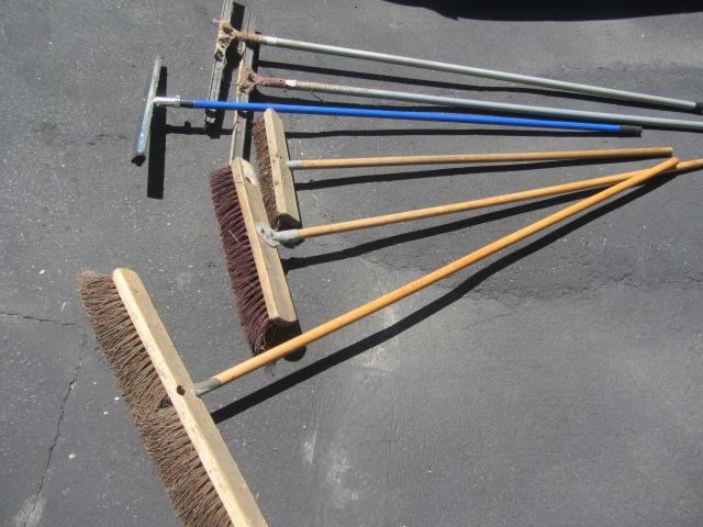 lot 194 image: Shop Brooms & Squeegees