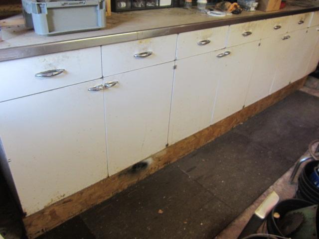 lot 23 image: Metal cabinet