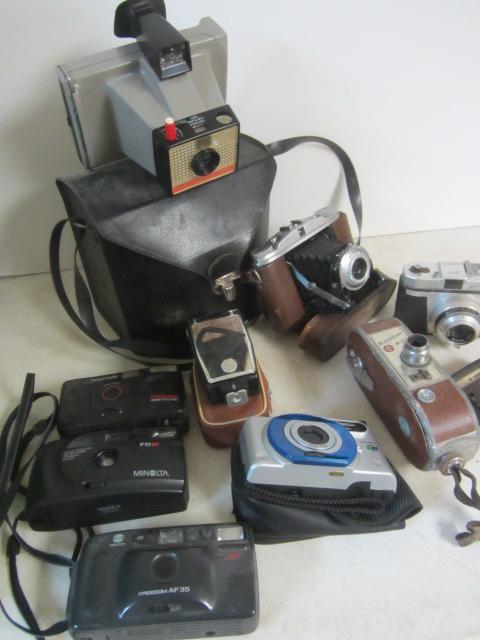 lot 255 image: Pronto Folding Camera, Polaroid, Keystone