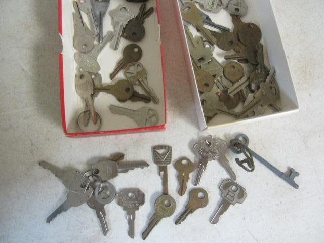 lot 262 image: Vintage Keys, Metric Conversion Holder