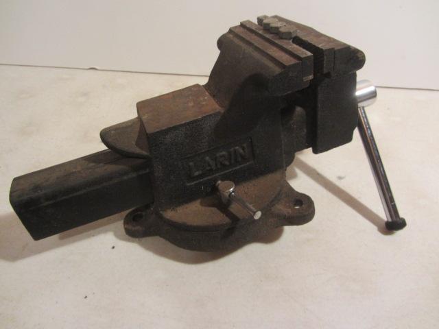 lot 32 image: Larin Shop Vise