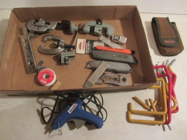 lot 47 image: Pipe Cutters & Flaring Tools, Utility Knives