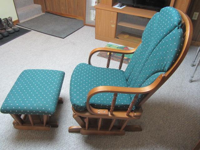lot 7 image: Platform Rocker & Ottoman